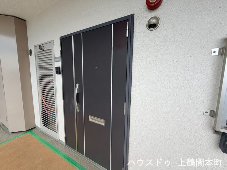 玄関前 現在リフォーム中です。