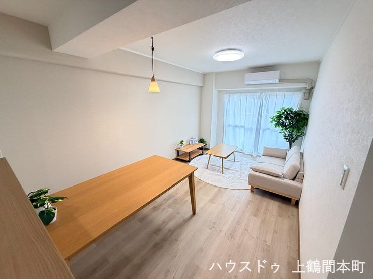 窓から心地よい陽光と風を取り込むリビング。明るく開放感があり、ご家族が自然と集まる憩いの空間です。