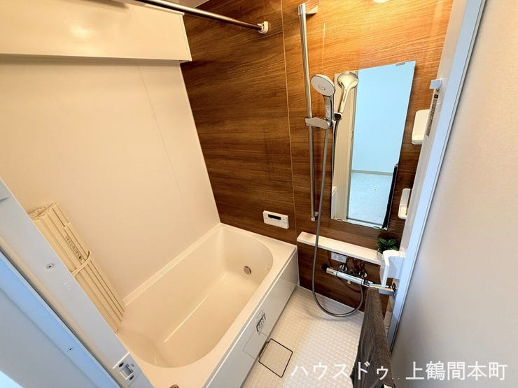 清潔感のある浴室は、ゆとりある空間設計。ご家族みんなが快適に使える、心地よいバスルームです。