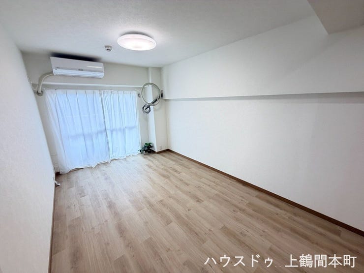明るく心地よいリビングは、ご家族の憩いの場にぴったり。ゆったりとした時間をお過ごしいただけます。