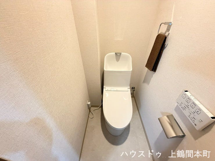 温水洗浄便座付きで、毎日快適に使えるトイレ。清潔感があり、お手入れもしやすい空間です。