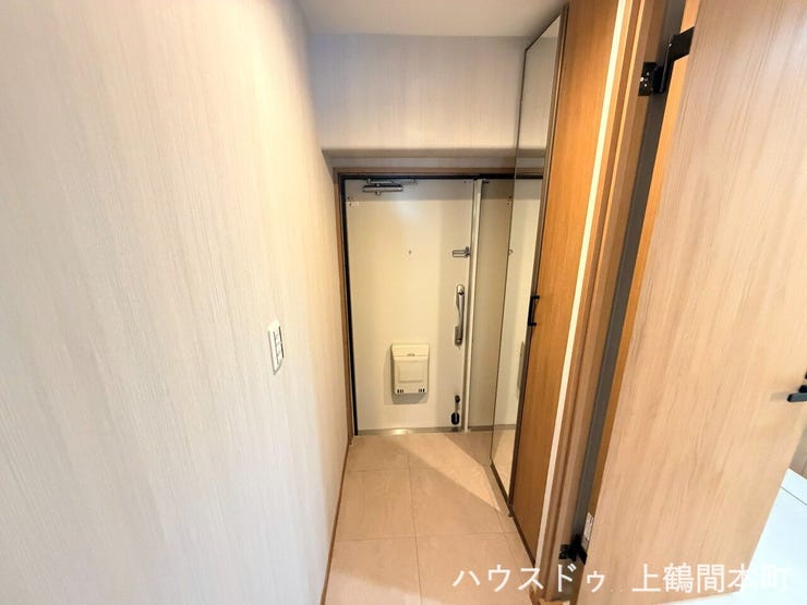 明るく清潔感のある玄関。収納を備え、靴や小物をすっきり整理できるため、気持ちよくお客様をお迎えできます。