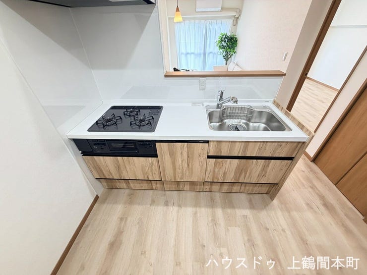 収納力のあるキッチンは、調理器具や食材の整理整頓もスムーズ。毎日の料理が楽しくなる使いやすい空間です。