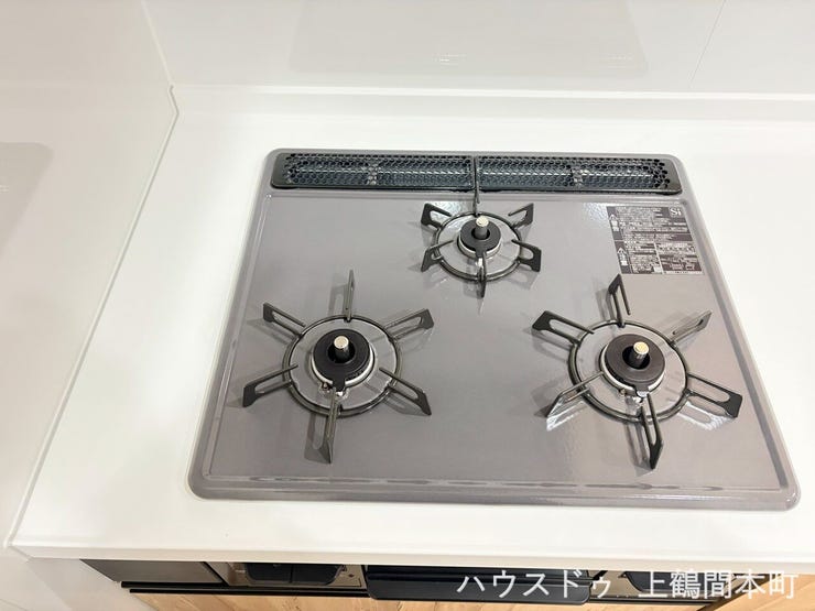 料理の幅が広がる、便利で頼れる三口コンロを完備