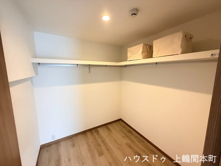 広々とした収納スペースを確保。衣類や季節用品、日用品まですっきり整理でき、お部屋を広く快適にお使いいただけます。