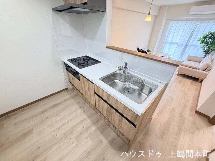 開放感のあるキッチンは、家族との会話を楽しみながら料理ができる心地よい空間。収納も充実し、すっきりと片付く使い勝手の良い仕様です。