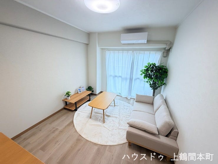 窓から自然光がたっぷり入るリビング。明るく心地よい空間で、ご家族との時間をゆっくりお過ごしいただけます。