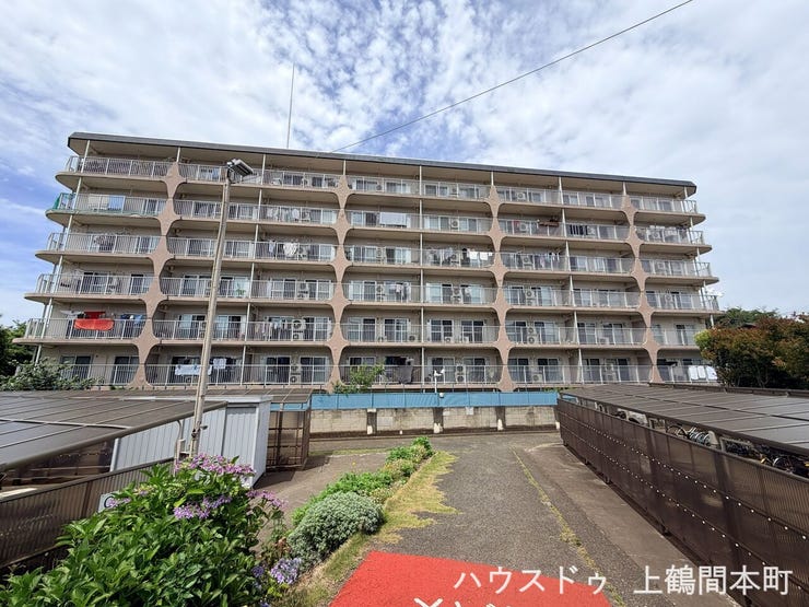 上鶴間本町の小高い坂の途中に建つビッグコミュニティ