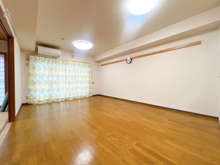 【見通しの良いリビング】
縦長のリビングはどこにいてもお部屋全体が見渡しやすく、ぱっと見て室内の様子が把握しやすいです♪
そのため小さなお子様がいるご家庭や、ペットを飼われていても安心です!