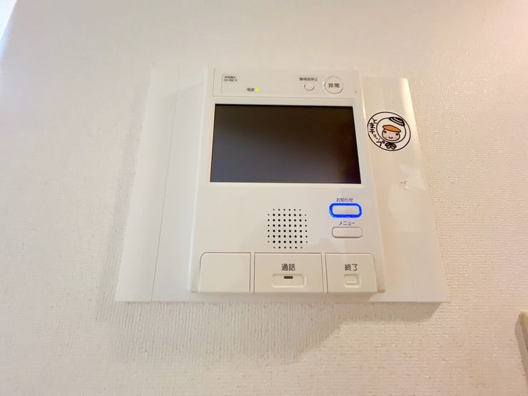【モニター付きインターホン】
モニター付きインターホンなら、来訪者の顔を確認してから対応できて安心♪
セールス対策にも役立ち、毎日の暮らしに安全と快適さをプラスしてくれる設備です!