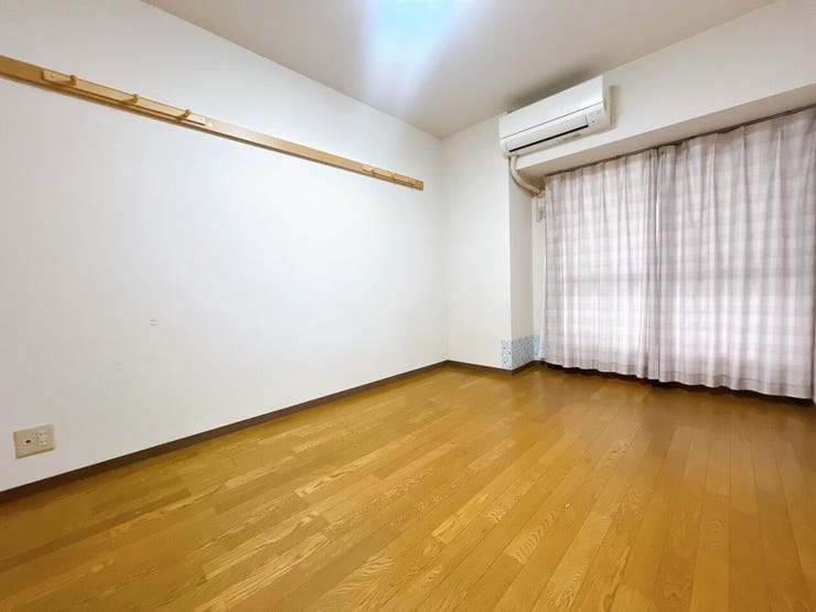 【洋室】
広々としたお部屋は家具の配置やインテリアデザインがしやすく、自分好みの居心地の良い空間を作れます♪
ソファやテレビ台を設置して家族や友人とくつろげるセカンドリビングスペースにもなります!
