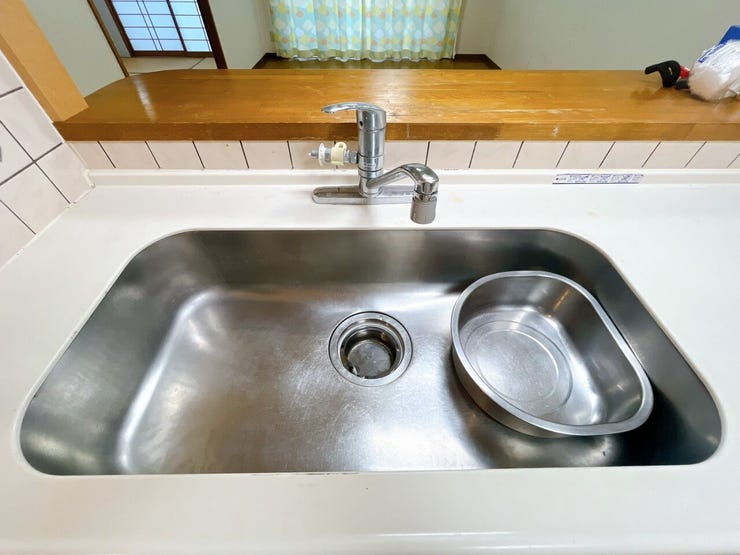 【シンク】
深めの設計のシンクは水撥ねがしづらく、食器類を多く置けるため毎日の洗い物のストレスを軽減します♪
さらに高めの位置に水栓があるため、大きなフライパンやまな板も洗いやすいです♪