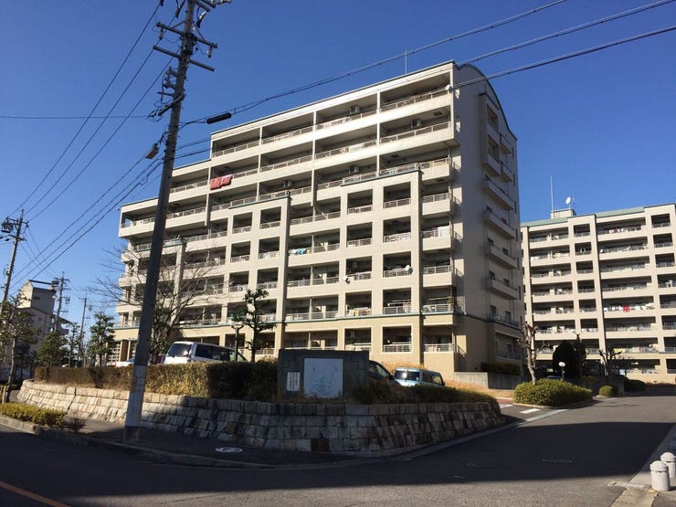 【駐車場】
敷地内に平面の駐車場があり、月額4500円で利用が可能です♪
車を所有している方でも新たに駐車場を探す必要がなく、安心してお住まいいただけます♪