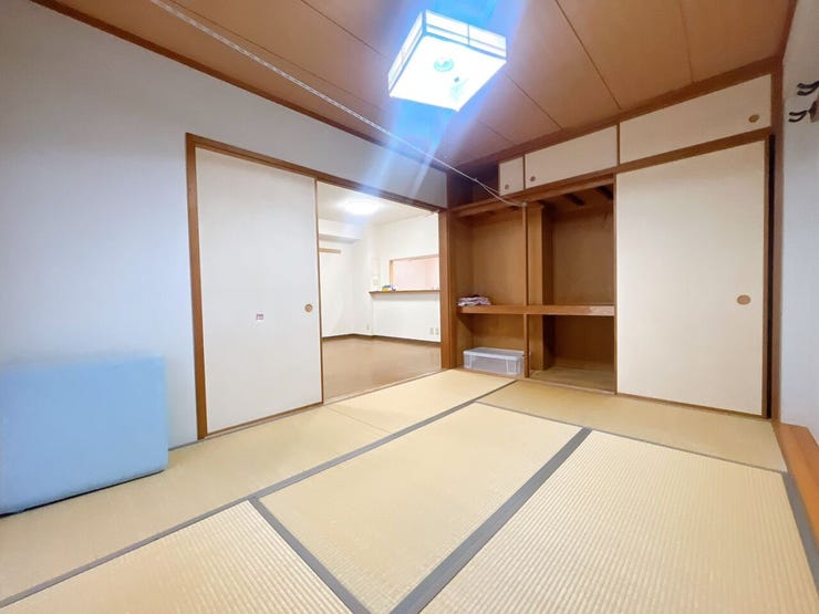 【和室】
畳は客間・寝室・食事など様々な用途で使用することができ、湿度調整にも優れています!
柔らかな肌ざわりと木の香りが心をほぐし、和室ならではの落ち着きと安らぎに満ちた空間を生み出します♪