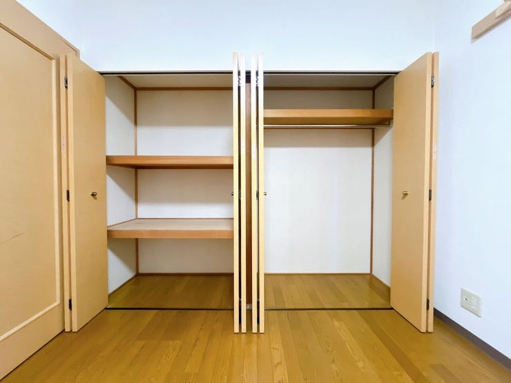 【全室収納付き】
全ての部屋に収納が備わっているため、家族ごとに持ち物を分けて整理しやすく、生活空間をすっきり保てます!
日々の片付けがしやすく、暮らしのリズムが整いやすい嬉しいポイントです♪