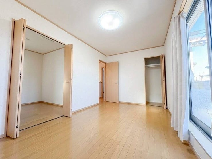 ◇7.5帖洋室◇
ご夫婦の主寝室に最適なお部屋です。十分な広さがあるので、ベッドだけでなくテレビやサイドテーブルなども置いて、プライベート空間を素敵に演出できます。大きなWICも完備しています♪