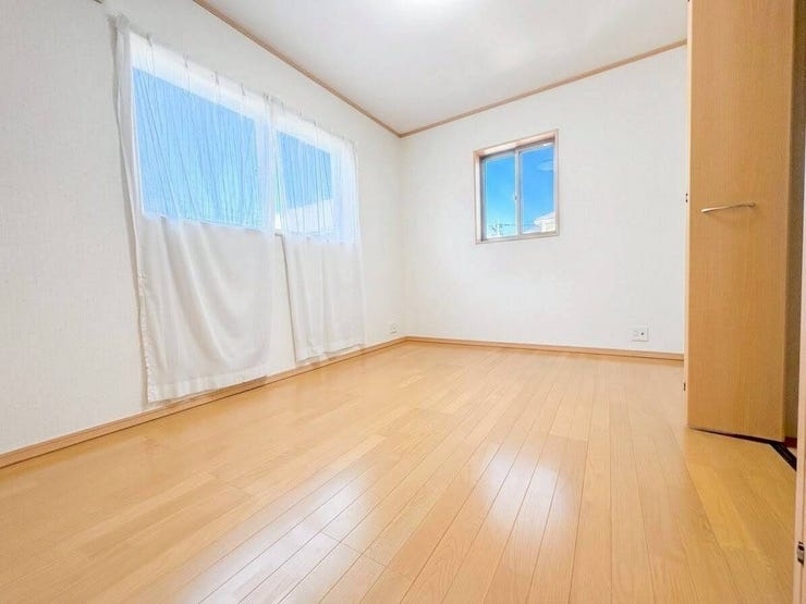 ◇6帖洋室◇
二面採光明るい洋室です。清潔感のあるお部屋は、どのようなインテリアも色使いが邪魔にならず、季節に合わせて雑貨類や小物使いも楽しめるような内装になっています。
