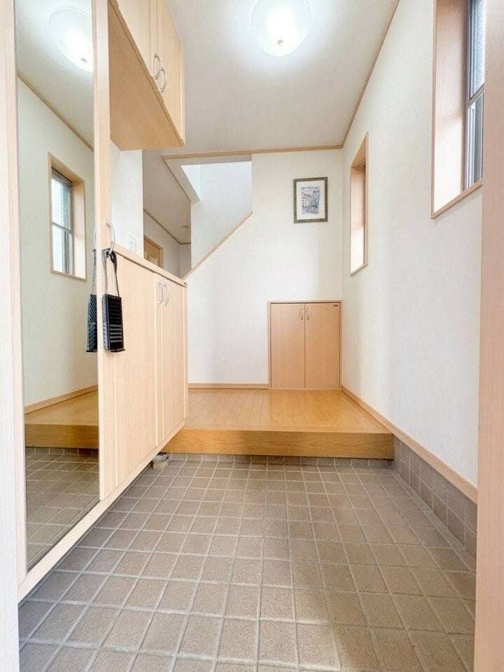 ◇玄関◇
明るく温かな雰囲気で家族の帰りや来訪者を出迎えてくれる玄関です。2人並んでも靴を履ける広さが、忙しいお出かけ前には嬉しいポイントになるかと思います♪