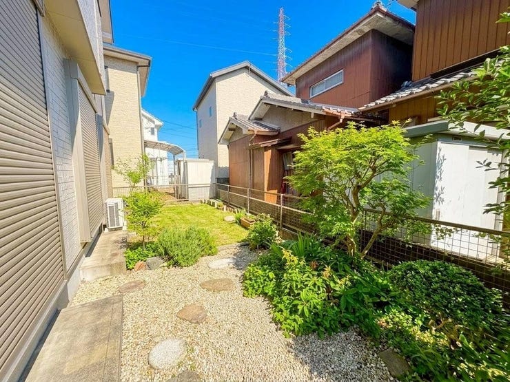 ◇庭◇
南側に面したゆとりあるお庭があります。お子様の遊び場として、BBQや家庭菜園などもお楽しみいただけます。イスやテーブルを置いてカフェスペースにしてもいいですね。