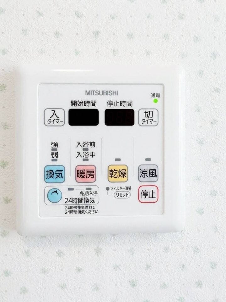 ◇浴室換気乾燥暖房機◇
雨の日が多い時期でも、洗濯物が乾きにくい夜でも、いつでも洗濯機を回すことができます。換気機能もあるので湿気がたまることもなく、浴室のカビを抑えられます。