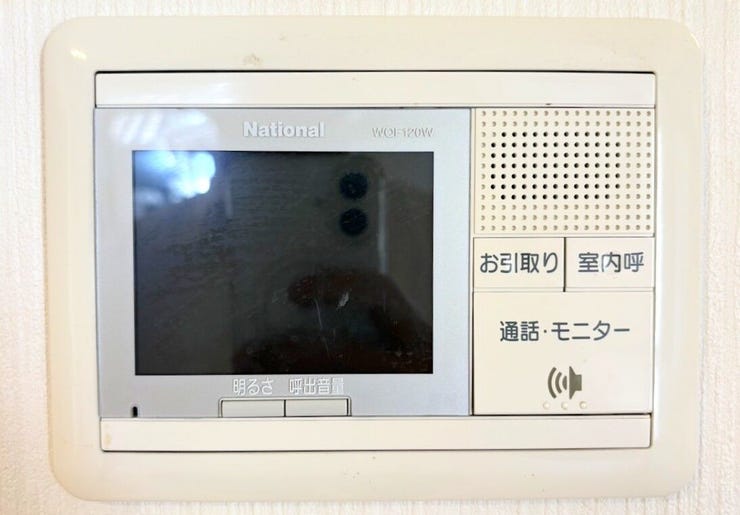 ◇TVモニター付インターホン◇
TVモニターで訪問者を確認してから会話することができますので、安心して対応していただけます。また、姿を見られたくない空き巣や不審者が嫌がるため防犯効果も高まります。