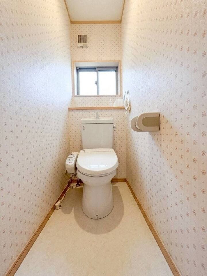 ◇トイレ◇
窓も付いてるので明るくスッキリとしたトイレです。採光や通風良好です。カバーや、マット、棚などを同じテイストでまとめると、統一感のあるおしゃれな空間になります。