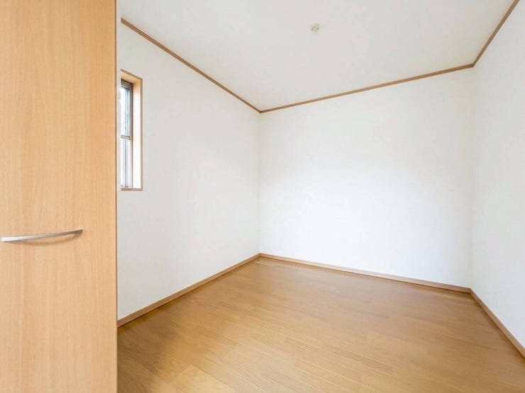 ◇WIC◇
大容量のWIC完備。お洋服もたくさん収納できて、お部屋がスッキリします。この空間量だからこその、季節物の衣装や沢山の思い出をしまえるゆったりとした収納スペースは大変重宝します。