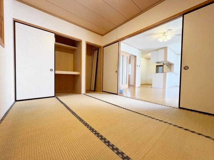 ◇1階和室◇
リビングと続き間の和室です。扉を開けると開放的な空間が生まれます♪お子様を遊ばせたり、目の届くリビングでお昼寝させたいときにも重宝します。洗濯物を畳んだり、アイロンスペースとしても◎。