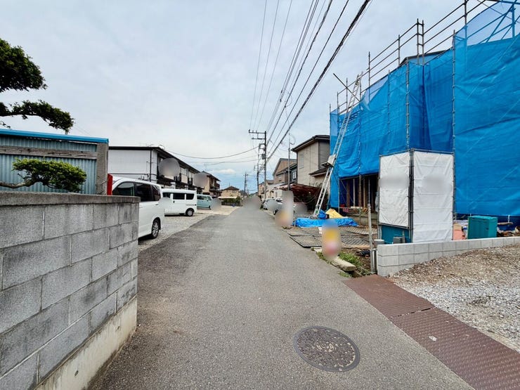 前面道路幅員約4m!車通りはあまりないので、車の出し入れはさほど困らないと思います!