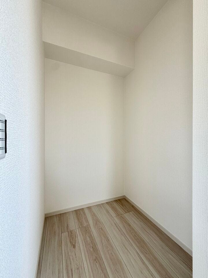 収納はこのままでもお使い頂けますが、ご希望があれば棚やハンガーパイプも弊社で取付可能です♪お気軽にお問合せ下さい!