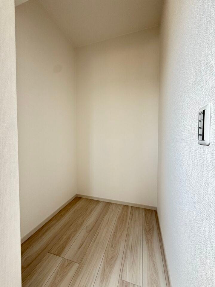 気が付くと増えているお洋服の収納や、大型荷物の収納に便利なWIC♪
