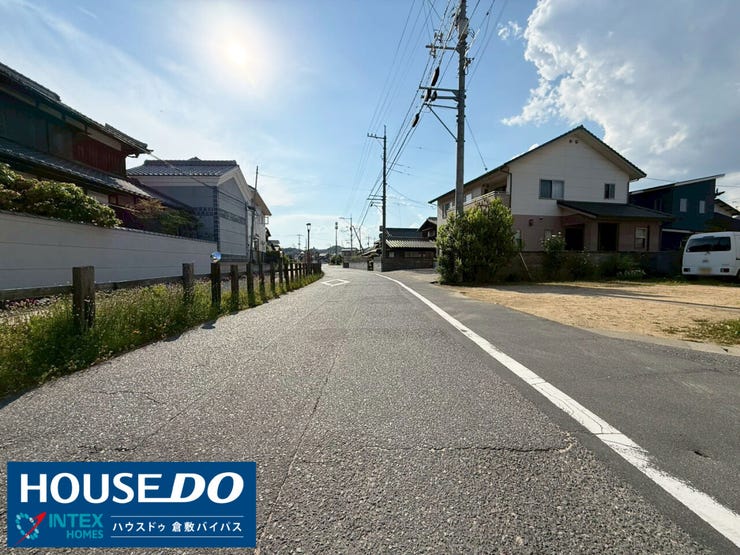 【静かな環境で叶える、豊かな暮らし】
落ち着いた街並みと、緑豊かな山並みが望めるこの場所は、家族でゆったりと暮らすのにぴったり。交通量も少なく、お子様の通学も安心です。