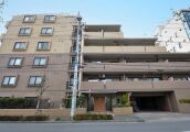 【外観】
落ち着いた佇まいのマンション外観。共用部も整えられており、住まう方を気持ちよく迎えてくれる住環境です。