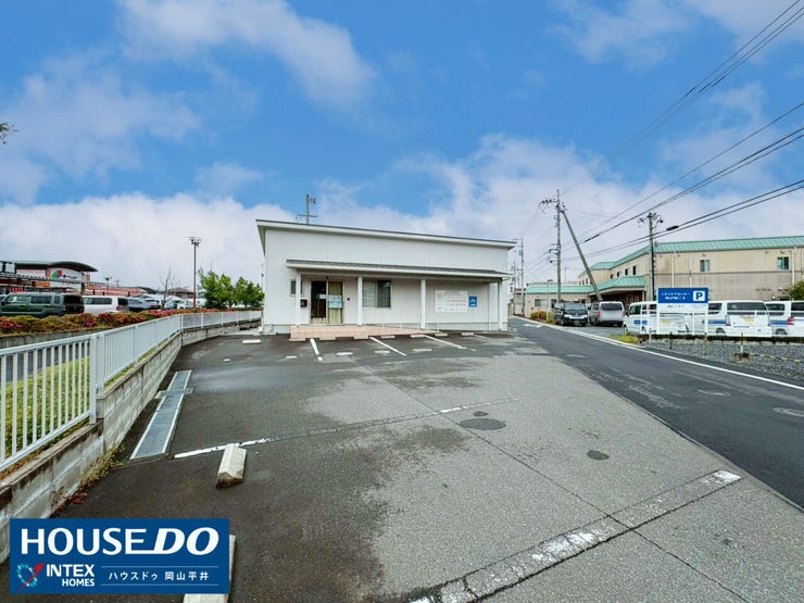 【出入りもスムーズなゆとりある前面敷地!】
間口が広く、前面道路からの見通しも良いため、運転が苦手なお客様でも安心して駐車できます。周囲に遮るものがなく、店舗全体に明るい陽光が差し込む開放的な環境!