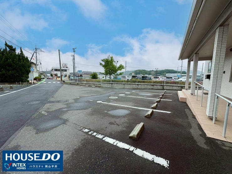 【駐車ラクラク!広々とした駐車スペース】
店舗の目の前にしっかりと確保された駐車場は、バック駐車も転回もスムーズにできるゆとりの広さ!前面道路との高低差もなく、お客様が気軽に立ち寄りやすい設計です。