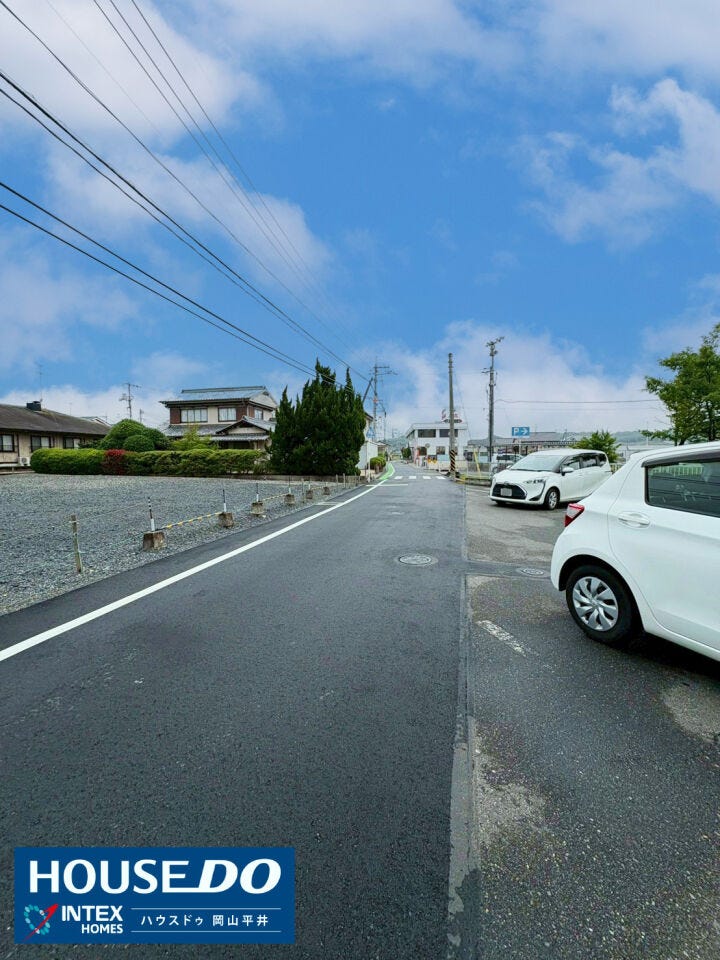 【お車でのアクセス良好な平坦な前面道路!】
店舗前の道路は、高低差のない平坦でスッキリとした見通しの良い環境です。