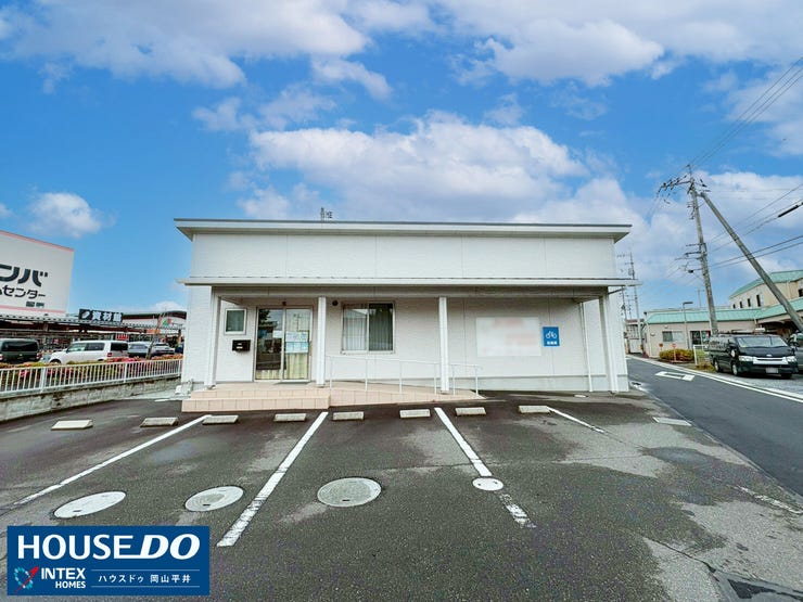 【外観】
【広々とした専用駐車場完備の好立地店舗!】
駐車場は6台分あり、お車でのご来店もスムーズ!段差のないスロープ付きの入り口は、幅広いお客様を温かく迎え入れる優しい設計になっています。