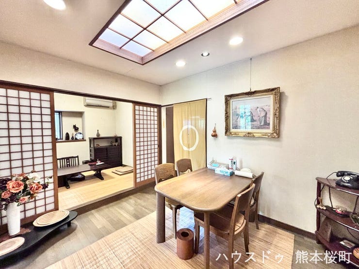 ■安らぎと笑顔の中心地■格子天井の優しい光に包まれるダイニング。2つの和室へスムーズにつながる、家族の絆を深める間取りです。