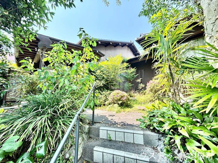 ■豊かな緑のグラデーションが美しい和風庭園■私邸としての気品と、深い安らぎを感じさせる庭園アプローチです。
