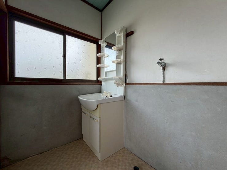 白を基調とした清潔感のある洗面台で、気持ちよく一日をスタート。