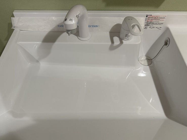水栓の根元に水が溜まりにくく、お掃除が簡単なハイバックガード仕様の洗面ボウル。つなぎ目のない一体型で汚れもサッと拭き取れます。毎日の暮らしに嬉しい、清潔でお手入れ性の高いデザインです。