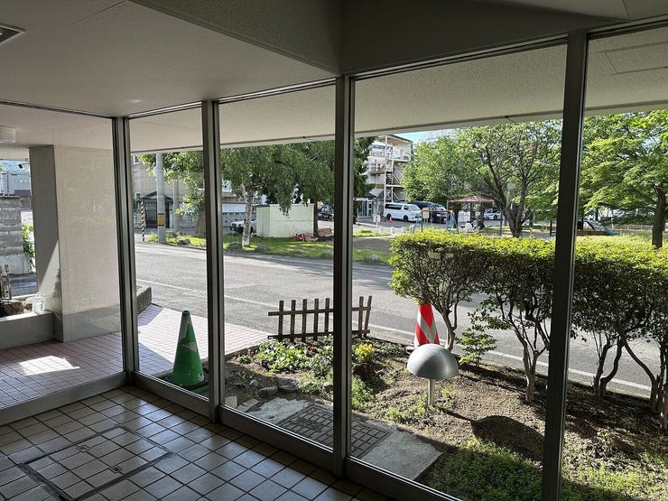内側からは敷地内の豊かな緑や外の様子が心地よく見渡せ、毎日の行き帰りを爽やかに迎えてくれます。