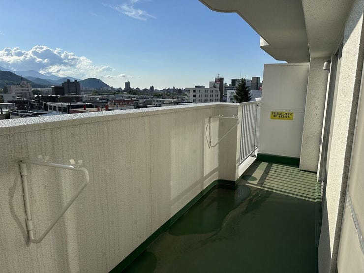 青空と街並み、遠くの山々まで見渡せる開放的なバルコニー。陽当たり・風通しが良く、物干し金物付きで洗濯物もカラッと気持ちよく乾かせます。