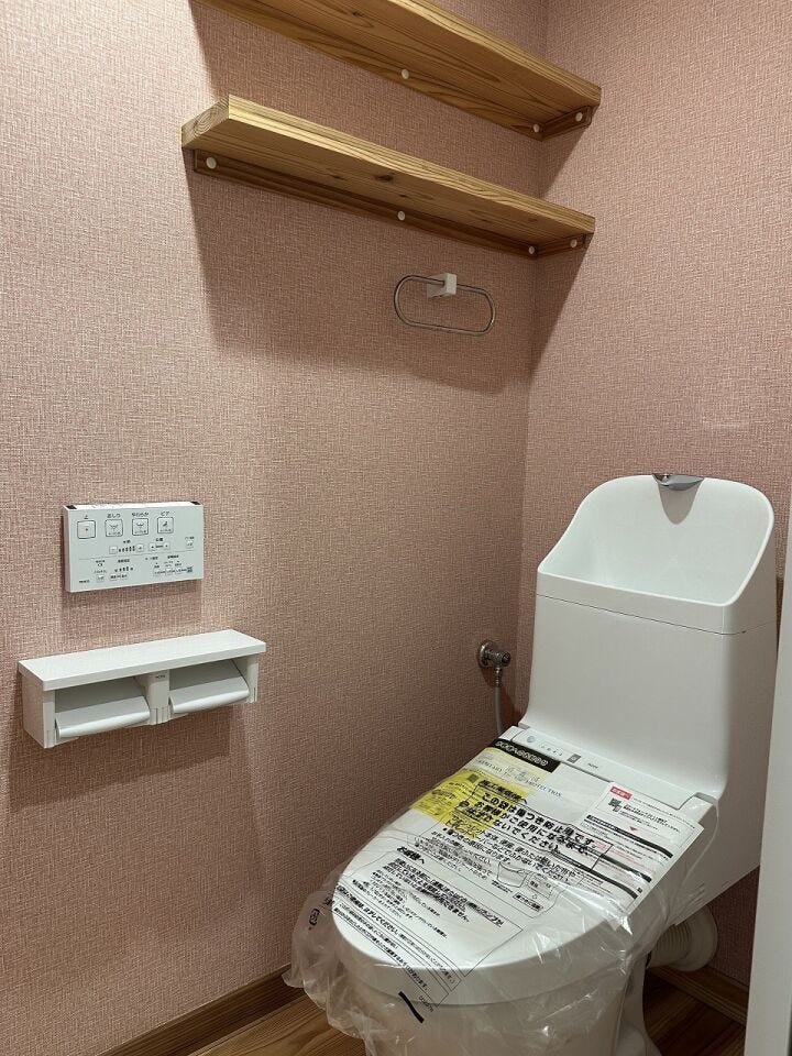 清潔感あふれる空間に、便利な温水洗浄便座を完備。毎日を心地よく過ごせる機能的なトイレです。空間をすっきりと見せる、シンプルで飽きのこないデザインが魅力です。
