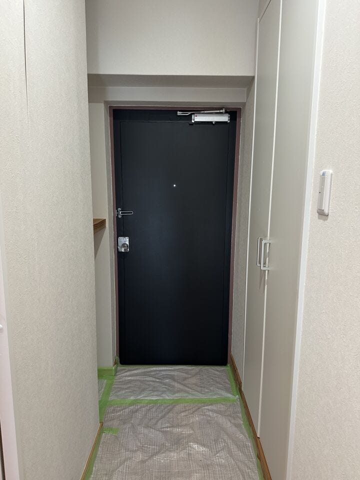 毎日気持ちよく家族やゲストを迎えられる、すっきりとした清潔感のある玄関。使い勝手の良い収納スペースも備え、靴や小物をきれいに整理して空間を広く保てます。