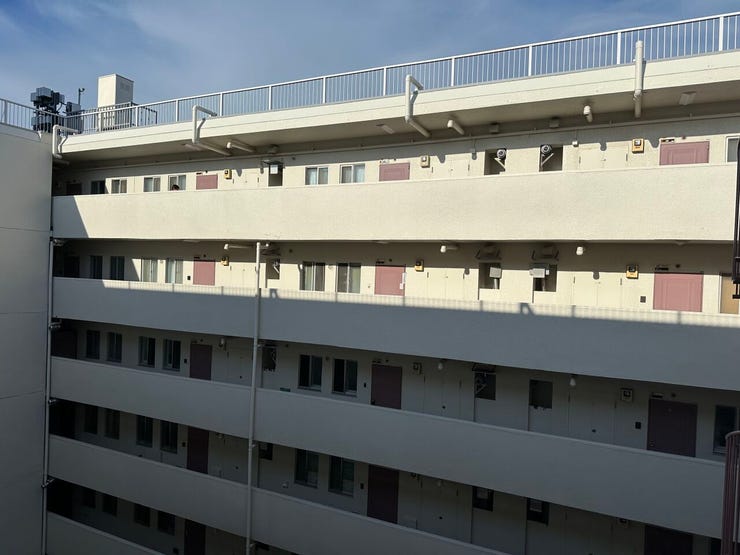 白を基調としたクリーンで整然とした佇まいの共用廊下側外観。上部が吹き抜けの開放的な構造で光が心地よく差し込み、毎日の移動も気持ちよく行える爽やかな空間です。