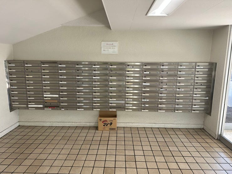 エントランス内にある、全住戸分が整然と並んだ集合郵便受け。スタイリッシュなステンレス製で、お部屋ごとのプライバシーやセキュリティに配慮された安心の設計です。