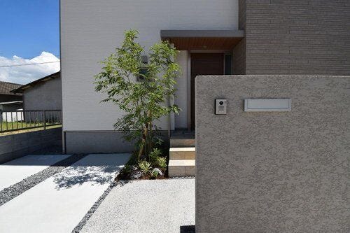 庭にはタイルテラスを設置しております。