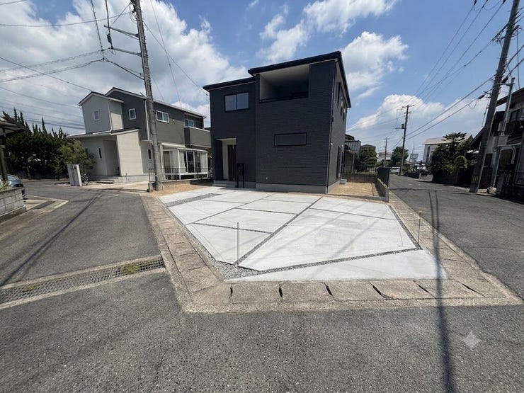 前面道路との高低差が少なく、駐車もスムーズです。