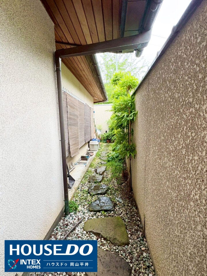 敷石と植栽が和の風情を醸し出す、趣のある通路です。プライベート感が高く、外からの視線も気になりにくい設計なので、ご家族だけの落ち着いた時間を過ごせますね!